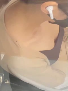 胆子有点大，地铁偷拍露奶头